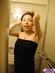 Japanese amateur taking a sexy shower